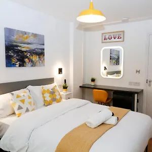 New Luxury In The Heart Of Next To Shops, Cafes, Bars & Metro With Shared Bathrooms Habitación en casa particular Londres